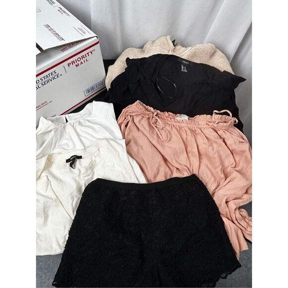 CLEARaNCE BOX 4342, juniors size Small - Forever 21 box lot - shorts, sweatshirt - Picture 8 of 8